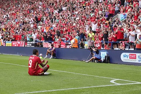 لا يزال يرافقهم.. نونيز يعيد إحياء احتفال من الماضي مع جوتا (صور)